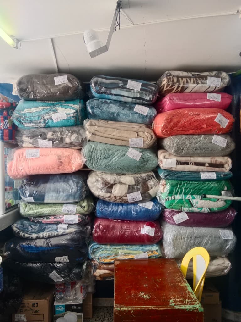 Ropa doblada y planchada lista para entregar